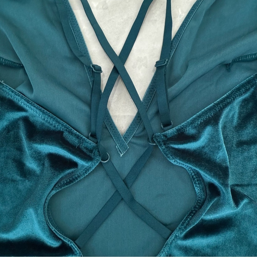 Women’s Gilligan & O’Malley Intimates Velvet Deep V-Neck Strappy Bodysuit Medium - Picture 9 of 16